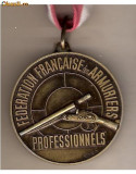 CIA 42 Medalie Federatia Franceza a Armurierilor Profesionisti -dimensiuni aproximativ 49X53 milimetri, cu panglica de pus la gat