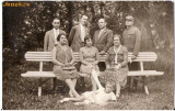 V FOTO 24 Grup interesant -militar, posibil ofiter; mustacios fumand, trei doamne, pe o banca, copil -1 sept 1929