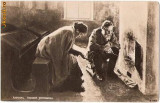 V FOTO 51 Narodnaia ucitelnita(invatatoarea noastra)Kabanov -Femeie tanara si batran, la gura sobei-Rusia veche-antebelica