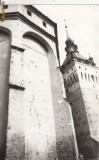 B26837 Sighisoara Unul din turnurile cetatii Alaturi de Biserica