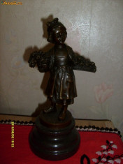 STATUETA DIN BRONZ ,,FETITA CU COSULET DE FLORI&amp;#039;&amp;#039; foto