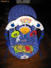 Scaun Balansoar cu vibratii Fisher Price Kick and Play foto