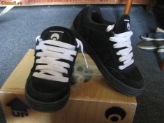 adidasi osiris negri foto