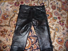 Vand pantaloni piele cu snur piele pe margine foto