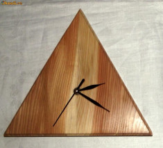 Ceas de perete din lemn - triunghi foto