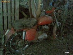 vand motocicleta veche CZ 175 cc, pentru paznici (pescuit, agricultura). an 1961, necesita investitii - alternator, camere roti, baterie foto