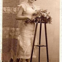 U FOTO 55 Tanara simpatica, in tinuta de epoca, stand in picioare langa o masuta cu flori -Iordanica, catre Adela Perolidis -Foto Regal Zalevski