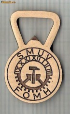175 Breloc pentru colectionari -in forma de desfacator de bere -SMUV -FOMH -Elvetia (metalurgie, ceasornicarie?)