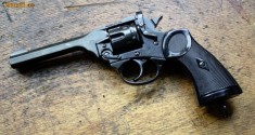 REPLICA PISTOL / REVOLVER WEBLEY MK IV CAL .38 FULL METAL MARCA DENIX foto