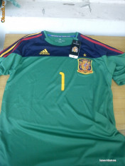 Echipament de portar Adidas ( tricou + sort) nationala de fotbal Spania - 1 Casillas (unicat) foto