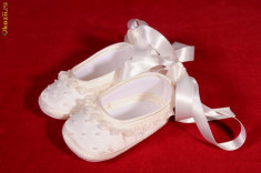 Pantofiori botez satin ivory cu danteluta (import Italia). foto