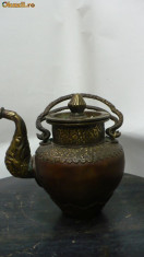 Ceainic vechi din bronz foto