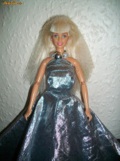 Barbie cu rochie argintie 2 in 1 foto