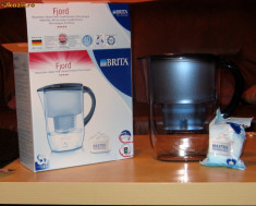 Cana filtranta apa Brita Fiord - 1 cartus inclus; 2,6 litri capacitate totala cana; functioneaza numai cu: cartusele Brita MAXTRA. Merge in frigider. foto