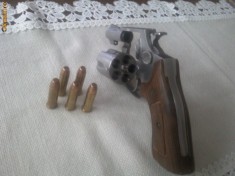 pistol tip revolver cu glont foto