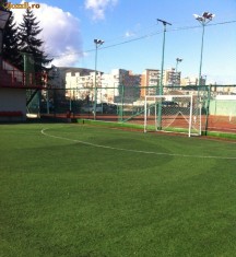 Vand gazon sintetic profesional pentru teren fotbal dimensiuni 22 x 42 m, in stare foarte buna! foto