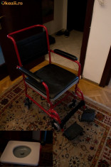scaun cu rotile cu plosca (vas WC) foto
