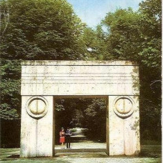 CP 212-68 Targu Jiu: Poarta Sarutului -marca fixa - circulata 1979 -starea care se vede