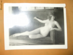 Fotografie veche arta erotica nud femeie pe canapea 18 x 13 cm foto