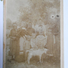 FOTOGRAFIE PE CARTON ROMANIA,CABINET CARD,GRUP DE PERSOANE BUZAU,1885