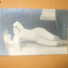 Carte postala erotica pictura fata nud pe pat