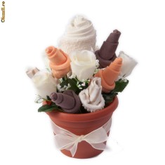Cadou pentru botez - buchet de flori realizat din hainute pentru bebe foto