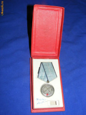 Medalie ,,Meritul Militar&amp;quot; R.S.R.ORDIN MILITAR,ARGINTATA cu cutie,1954,CLASA I a foto