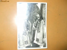 Carte postala port popular costum romanesc fata tanara poarta lemn Transilvania Transylvania Siebenburgen foto