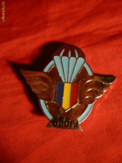 Insigna Militara -Batalion 56 Parasutisti ,Metal si email ,L= 4,5 cm ,h= 3,8 cm foto