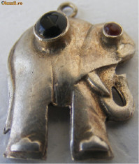 Medalion vechi din argint in forma de elefant cu 2 pietre - de colectie foto