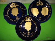 Trei FARFURII DE COLECTIE din portelan fin HACKEFORS decorat cu aur , cu efigii ale monarhilor suedezi / numar de serie / Pret pentru toate trei foto
