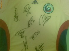 Tricou original Adidas nationala Romaniei cu 8 autografe (Mutu, Chivu, Contra, Lobont, Rat, Dica, Goian si Fl. Petre) foto