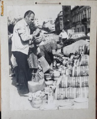 Foto veche, La targul de oale , dimensiuni mari foto