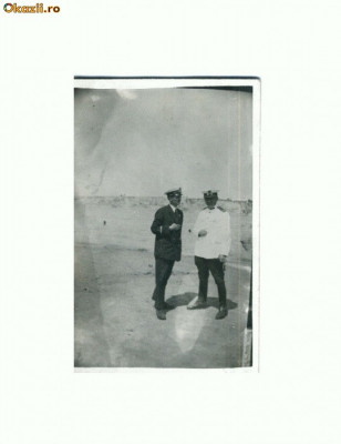 H FOTO 87 Ofiteri ? din marina regala , discutand -necirculata foto