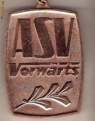 CIA 52 Medalie ASV VORWARTS(sport -Germania -DDR) -dimensiuni aproximativ 50X75 milimetri, panglica rosie foto