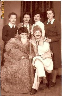 U FOTO 14 Amintire din ziua de 22 Decembrie 19.. impreuna cu colegele mele. Lilica Socol, Cl VIII-a -parafa Foto Arte Regala 11 Braila foto