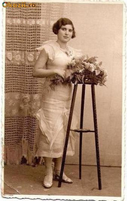 U FOTO 55 Tanara simpatica, in tinuta de epoca, stand in picioare langa o masuta cu flori -Iordanica, catre Adela Perolidis -Foto Regal Zalevski foto