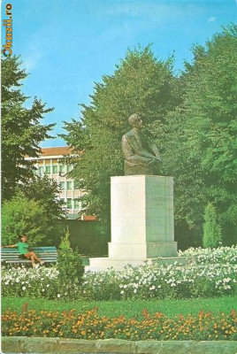 CP196-27 Bistrita. Statuia lui Liviu Rebreanu -carte postala, necirculata -starea care se vede foto