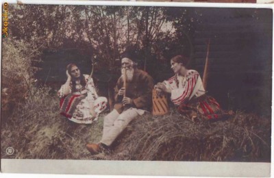 1560 - ETHNIC women, Shepherd playing the flute - old postcard - used - 1907 foto