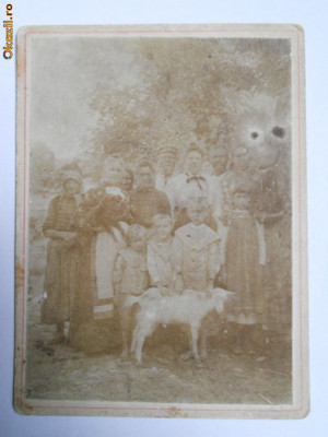 FOTOGRAFIE PE CARTON ROMANIA,CABINET CARD,GRUP DE PERSOANE BUZAU,1885 foto