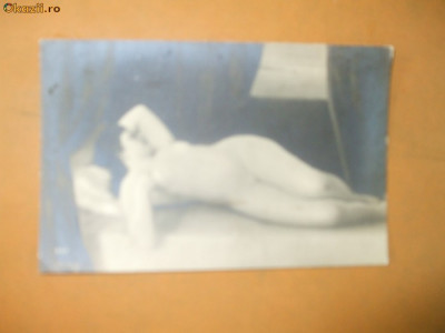 Carte postala erotica pictura fata nud pe pat foto