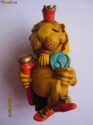 BIBELOU CERAMIC CU REGELE ANIMALELOR foto