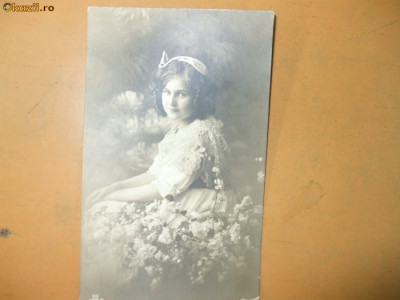 Carte postala copil rochie epoca fata flori foto