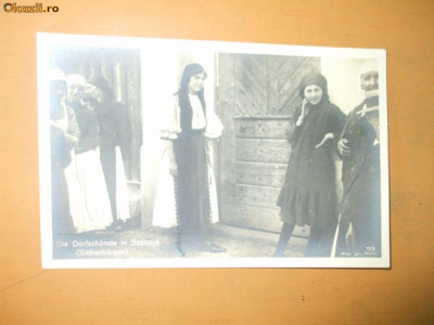 Carte Postala Port popular costum romanesc femeie poarta Die Dorfschonste in Szelistye Saliste Siebenburgen foto