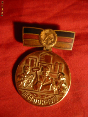 Medalie- 30 Ani DDR -metal si email ,d=3,3 cm foto