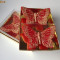 Set de doua lumanari decorative rosii in forma de fluture, cu sclipiri aurii