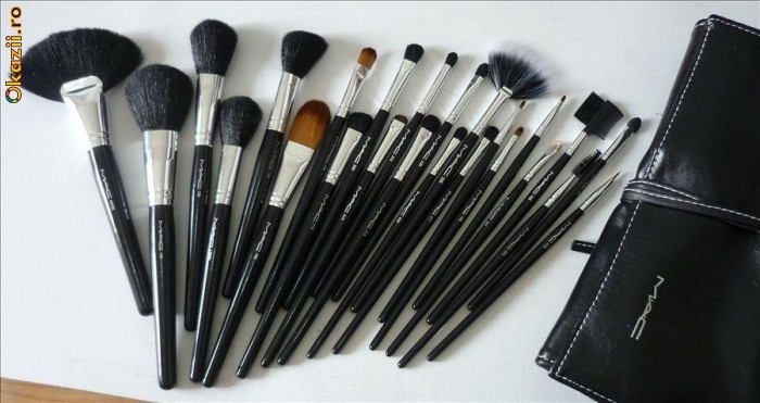 TRUSA SET 24 PENSULE PROFESIONALE MACHIAJ MAC, MAKE-UP foto mare TRUSA SET 24 PENSULE PROFESIONALE MACHIAJ MAC, MAKE-UP foto mare