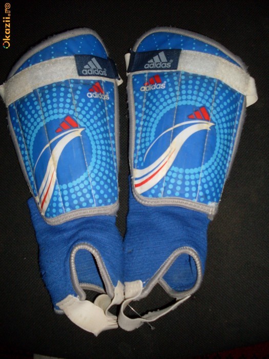 Aparatori de fotbal ``ADIDAS`` foto mare Aparatori de fotbal ``ADIDAS`` foto mare