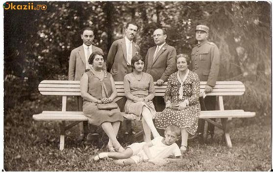 V FOTO 24 Grup interesant -militar, posibil ofiter; mustacios fumand, trei doamne, pe o banca, copil -1 sept 1929