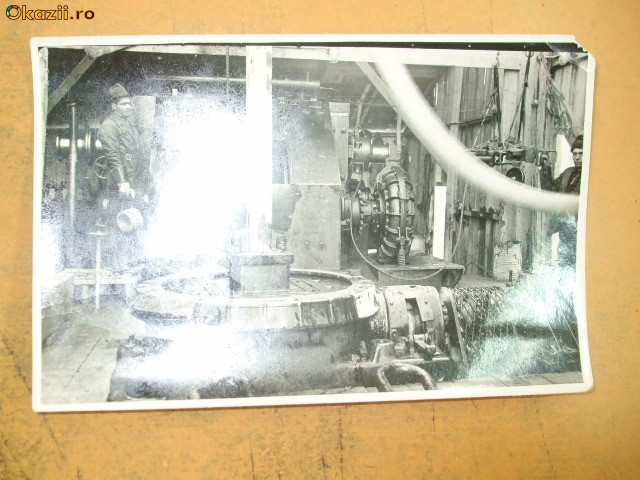 Fotografie interior fabrica cu muncitori Ploesti